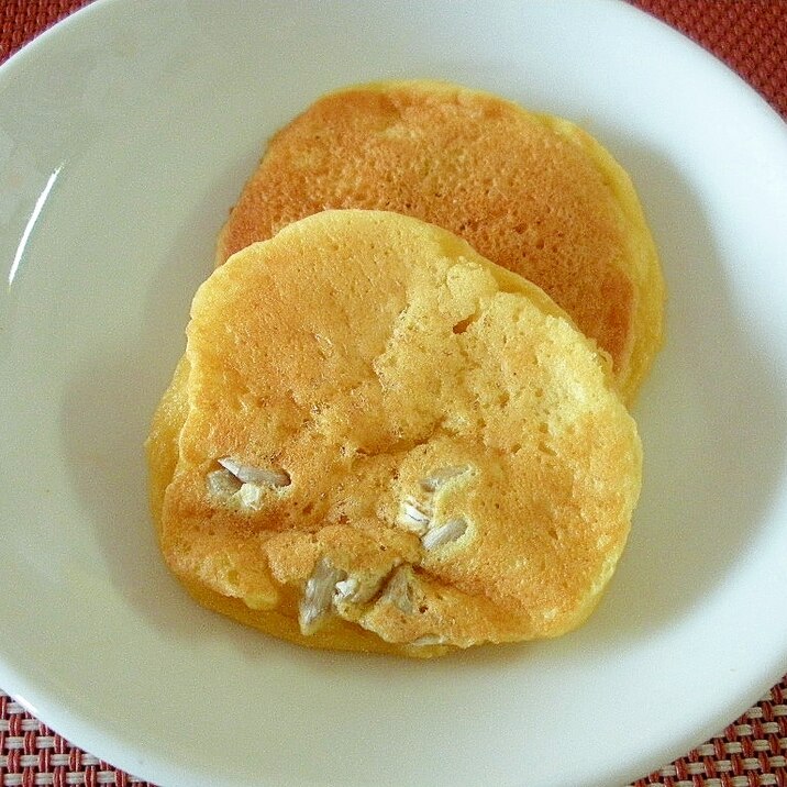 ひまわりの種と粉チーズ入り、大豆粉パンケーキ♪